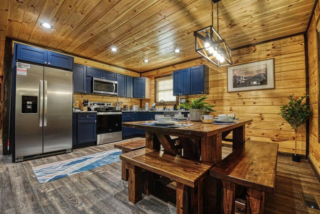 Adventure Retreat/Cabin/Pool+Hot Tub/Game Room+Theater Sevierville Exterior photo