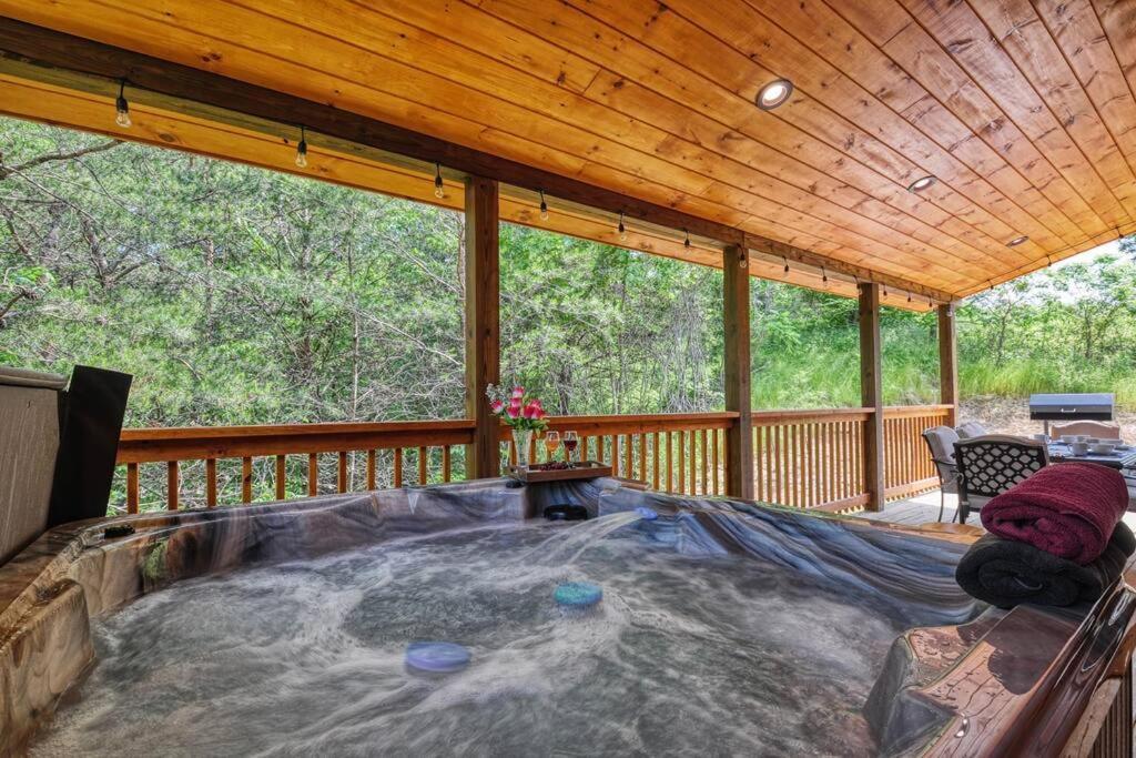 Adventure Retreat/Cabin/Pool+Hot Tub/Game Room+Theater Sevierville Exterior photo