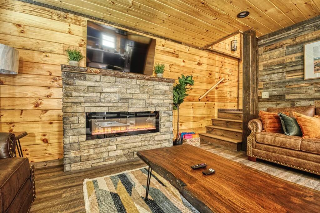 Adventure Retreat/Cabin/Pool+Hot Tub/Game Room+Theater Sevierville Exterior photo
